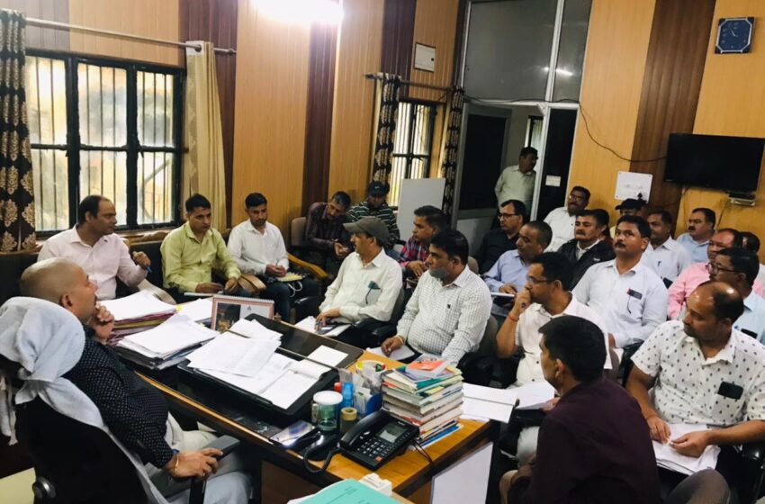  अपर जिलाधिकारी वित्त एवं राजस्व के के मिश्रा की अध्यक्षता में उनके कार्यालय में स्वामित्व योजना की बैठक हुई