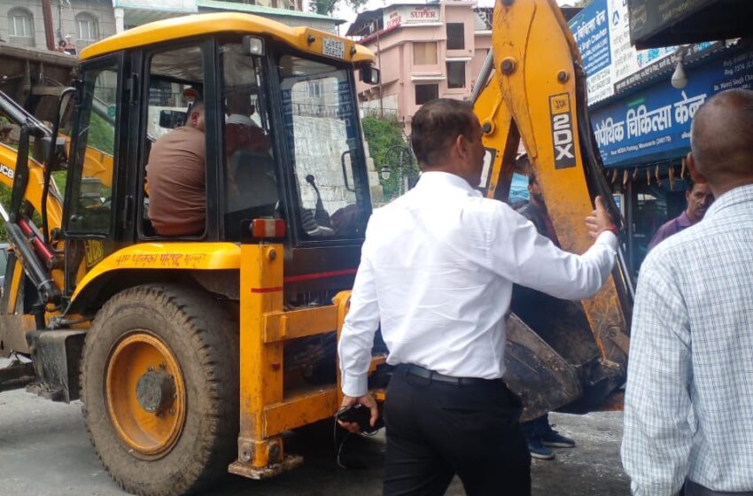  उपजिलाधिकारी मसूरी के नेतृत्व में  नगर पालिका परिषद की संयुक्त टीम ने लंडोर बाजार में अवैध निर्माण का ध्वस्तिकरण किया