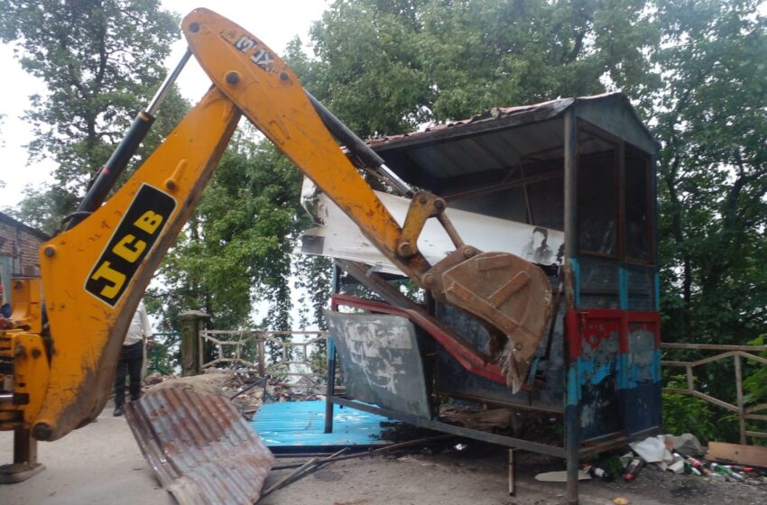  आज छठवां दिन भी जिला प्रशासन की मसूरी में अवैध अतिक्रमण पर ध्वस्तिकरण की कार्यवाही जारी