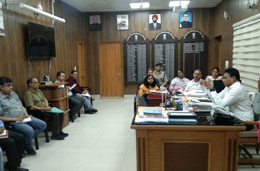  जिलाधिकारी  ने कहा कि शासकीय कार्यालयों में सिंगल यूज प्लास्टिक प्रतिबंधत है का पोस्टर बैनर चस्पा करें