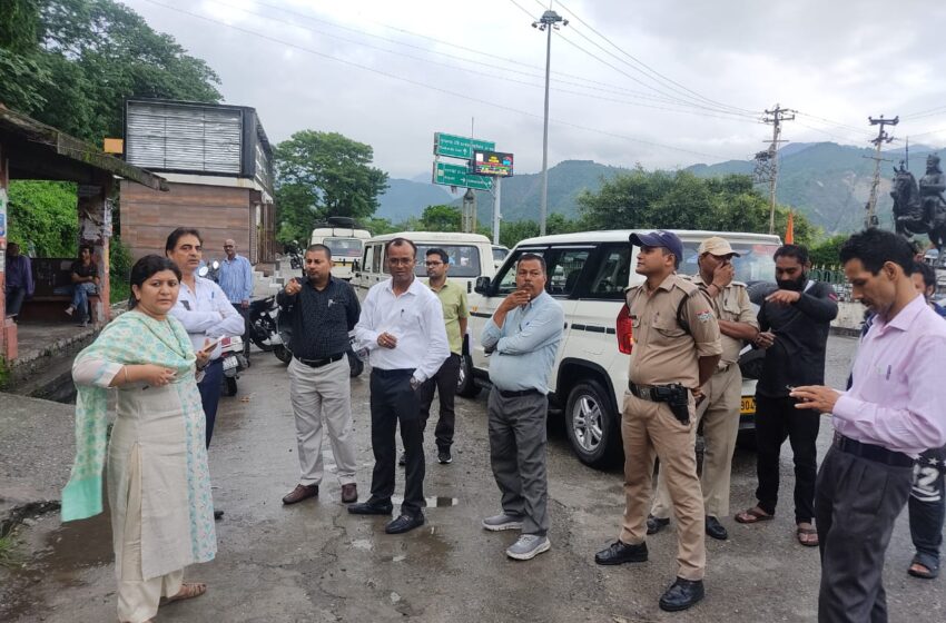  जिलाधिकारी श्रीमती सोनिका ने आज राजपुर रोड़ सर्वे चैक, ब्राइटलैंड तिराह आदि स्थानों पर निरीक्षण करते हुए