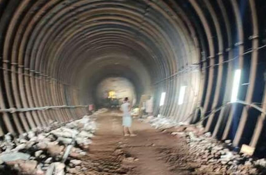  रेलवे टनल से हो रही ब्लास्टिंग से घरों में आ रही दरारें, मुआवजे की मांग