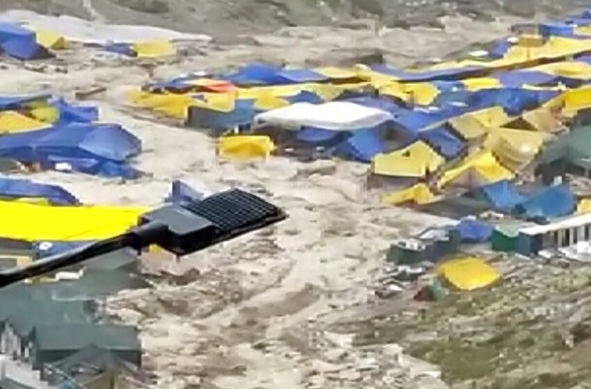  अमरनाथ में फंसे हुए 15,000 तीर्थयात्रियों को सुरक्षित स्थानों पर पहुंचाया गया