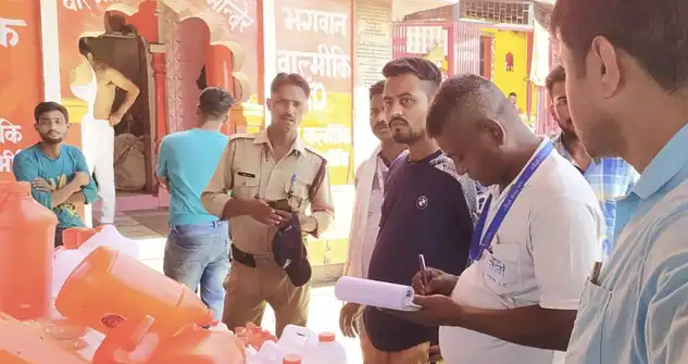  40 किलो प्लास्टिक की केन और सीट जब्त किए, 15 हजार जुर्माना वसूला