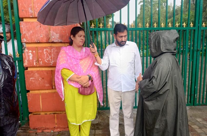  यूकेडी ने पुलिसकर्मियों का निलंबन रद्द करने की मांग को लेकर दिया धरना