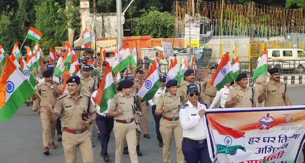  पुलिस ने निकाली तिरंगा रैली