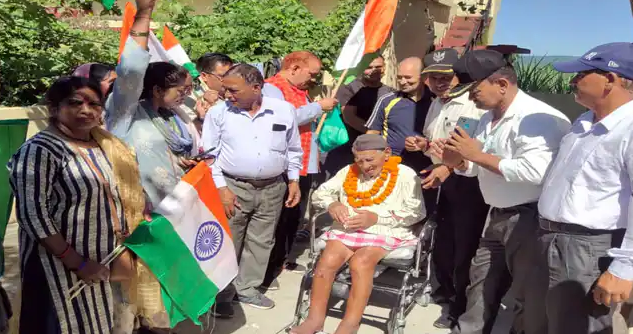  आजाद हिंद फौज के सेनानी साधु सिंह बिष्ट को सम्मानित किया