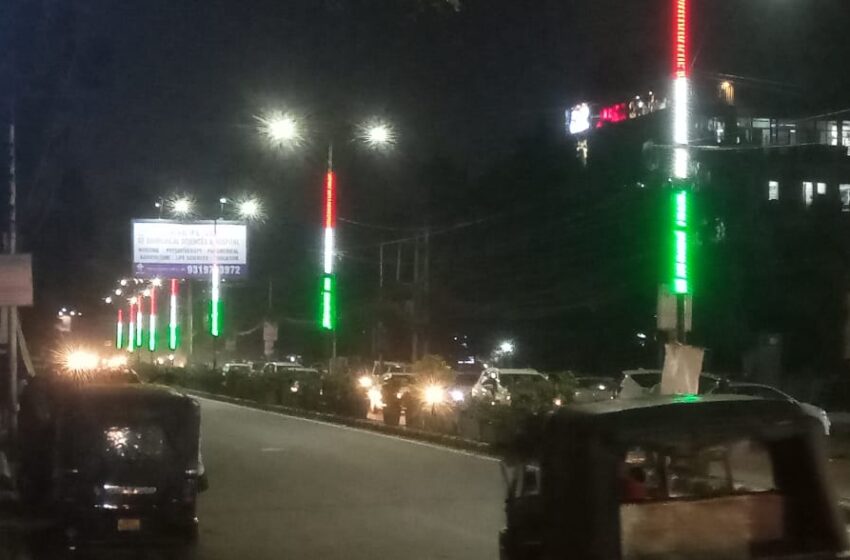  जिलाधिकारी श्रीमती सोनिका द्वारा दिए गए निर्देशों पर राजपुर रोड आदि स्थानों पर नगर निगम के पोल पर तिरंगा लाइट लगाकर प्रकाशमान किया गया।