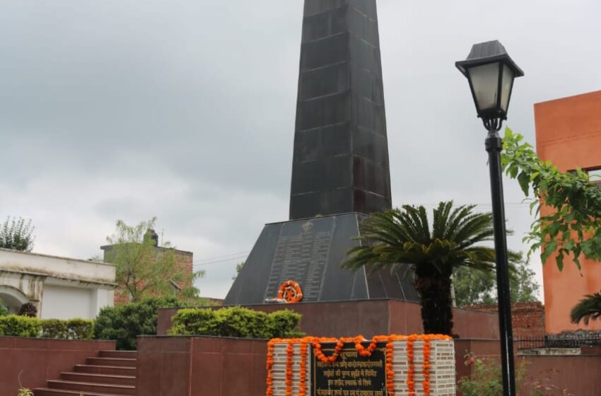  रायपुर तिराह पहुँचे महाराज, पं. महावीर शर्मा को दी श्रद्धांजलि