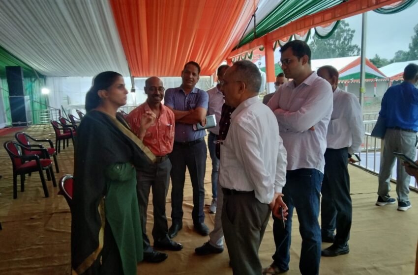  जिला अधिकारी एवं वरिष्ठ पुलिस अधीक्षक दिलीप सिंह कुंवर ने परेड ग्राउंड में अंतिम तैयारियों का जायजा लिया