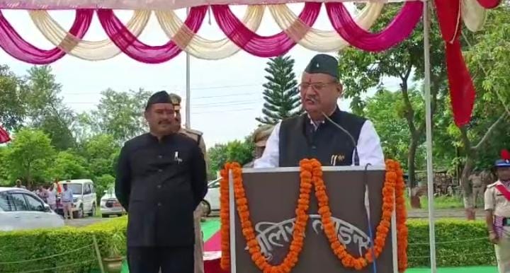  सैनिक कल्याण एवं जनपद प्रभारी मंत्री गणेश जोशी ने स्वतंत्रता दिवस पर पुलिस लाइन पहुॅचकर ध्वजारोहण किया और फलदार पौधों का रोपण भी किया