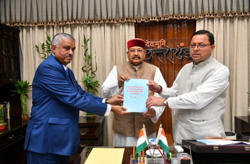  न्यायमूर्ति वर्मा ने मुख्यमंत्री व पंचायत मंत्री को सौंपा आयोग का प्रथम प्रतिवेदन