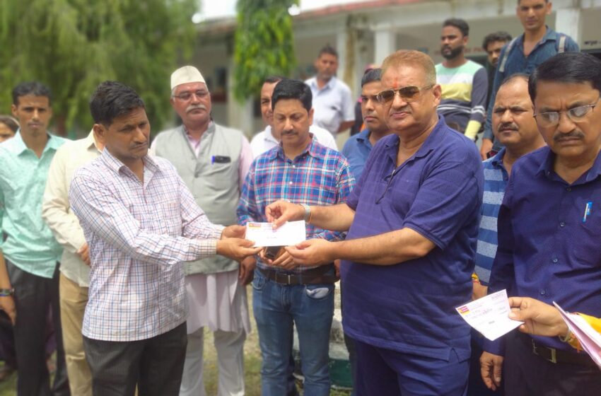  कैबिनेट मंत्री श्री गणेश जोशी ने सोमवार को शिव जूनियर हाई स्कूल मालदेवता में सरखेत आपदा प्रभावित परिवारों को राहत राशि के चेक वितरित किए