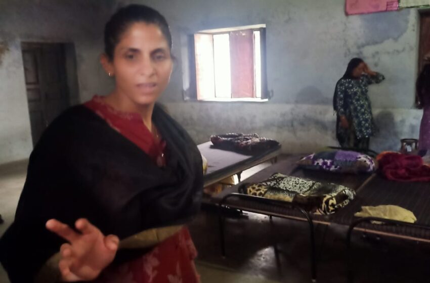  जिलाधिकारी श्रीमती सोनिका ने स्थानीय विधायक उमेश शर्मा काऊ के साथ सौंग नदी के क्षतिग्रस्त पुल का निरीक्षण किया