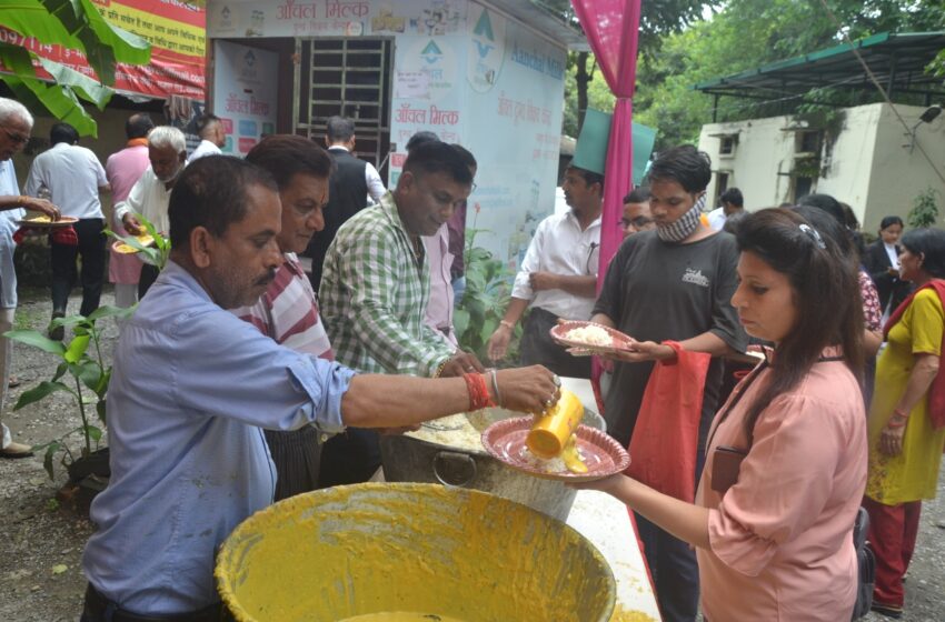  कचहरी परिसर स्थित शिव मंदिर में श्री कृष्ण भगवान की छठी पर्व पर कड़ी चावल प्रसाद वितरित किया गया
