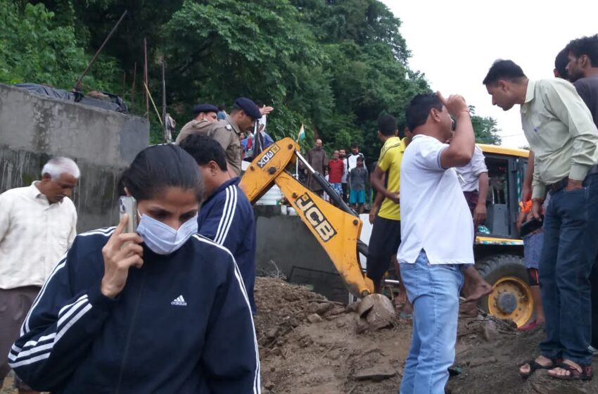  भारी बारिश के चलते क्षेत्र में हुई घटना का जिलाधिकारी श्रीमती सोनिका ने स्थलीय निरीक्षण करते हुए