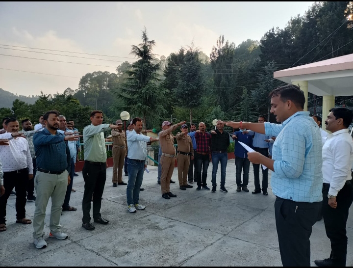  डीएम ने अधिकारियों व कर्मचारियों को सद्भावना की शपथ दिलाई