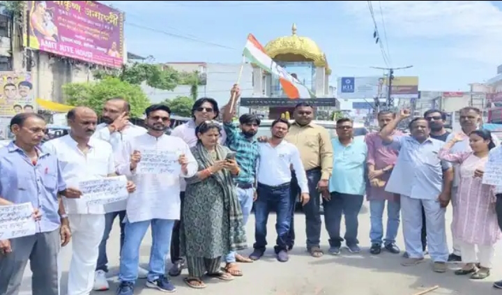  कांग्रेसियों ने सरकार के खिलाफ किया प्रदर्शन