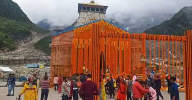  केदारनाथ मंदिर को 11 क्विंटल फूलों से सजाया गया
