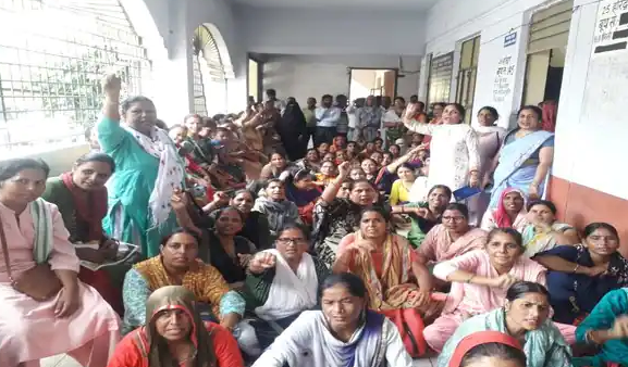  आंगनबाड़ी कार्यकत्रियों ने तहसीलदार कार्यालय का घेराव किया