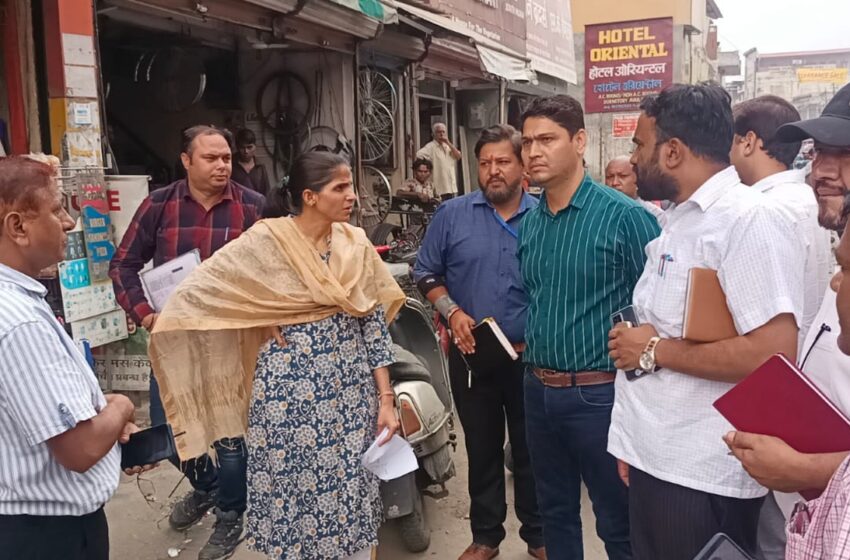  जिलाधिकारी ने आज शहर के गांधी पार्क गांधी रोड प्रिंस चौक दर्शनी गेट हरिद्वार रोड बलबीर रोड में स्मार्ट सिटी लिमिटेड द्वारा कराए जा रहे कार्यों का निरीक्षण किया