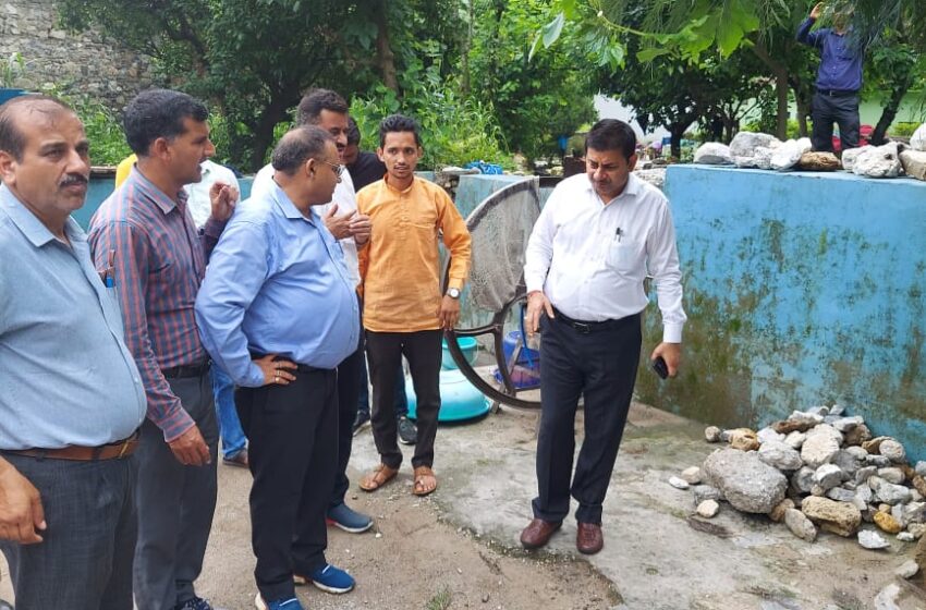  जिलाधिकारी  द्वारा आपदा प्रवाहित क्षेत्रों मंे निमार्ण कार्यो मे तेेेेेजी लाये जाने तथा कार्यो की नियमित माॅनिटिरिंग करने हेतु दिये गये निर्देश