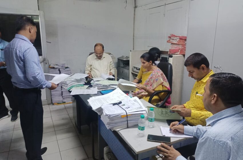  जिलाधिकारी श्रीमती सोनिका ने आज जिला कलेक्ट्रेट में समस्त संबंधित उप जिलाधिकारियों नगर निगम, वन विभाग तथा एमडीडीए के वरिष्ठ अधिकारियों की समीक्षा बैठक ली