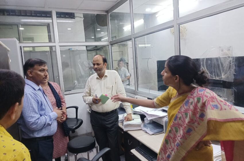  जिलाधिकारी श्रीमती सोनिका ने आज कलेक्ट्रेट परिसर स्थित रजिस्ट्री आॅफिस का औचक निरीक्षण करते हुए