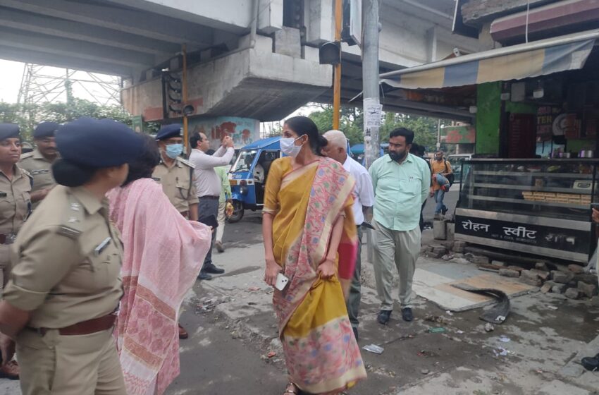  जिलाधिकारी एवं वरिष्ठ पुलिस अधीक्षक ने यातायात में बाधक बन रहे पोल, अतिक्रमण, अव्यवस्थित पार्किंग तथा सड़कों पर निर्माण सामग्री आदि को सुव्यवस्थित करने के निर्देश दिए