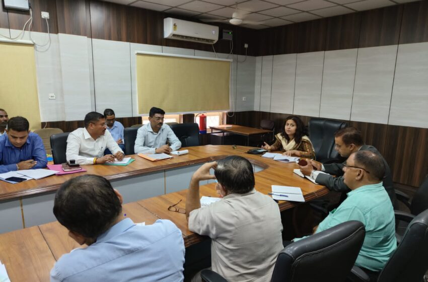  जनपद देहरादून में ठोस अपशिष्ट प्रबंधन, प्रधानमंत्री आवास योजना शहरी व निधि योजना की प्रगति की समीक्षा बैठक ली।