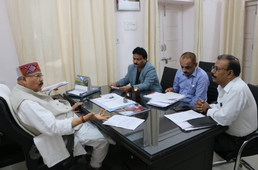  बांध प्रभावित परिवारों को दिये जाने मुआवजा में हो विलम्ब पर महाराज ने टीएचडीसी अधिकारियों को लगाई फटकार