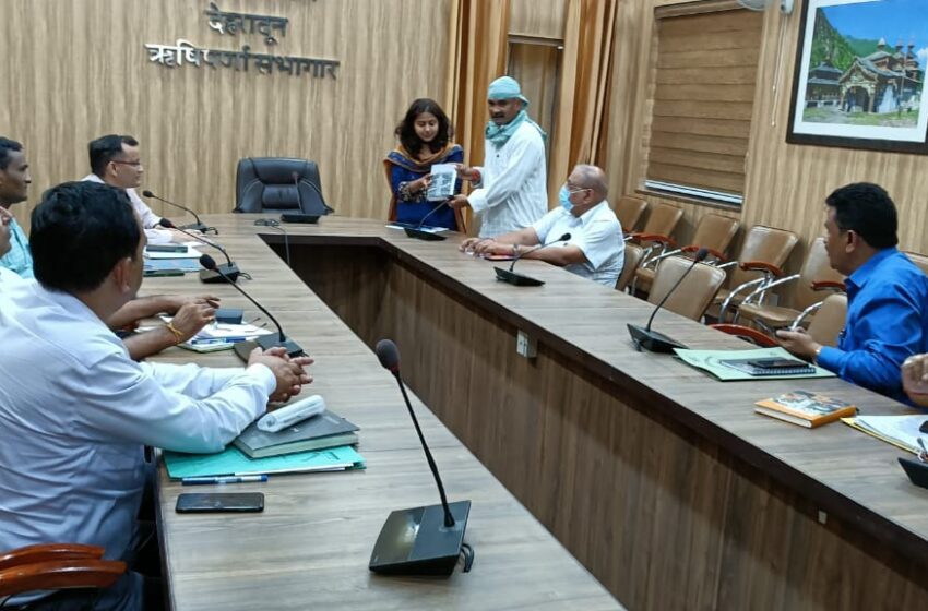  मुख्य विकास अधिकारी सुश्री झरना कमठान की अध्यक्षता में जिला गंगा सुरक्षा समिति की बैठक कलेक्ट्रेट परिसर ऋषिपर्णा सभागार में आयोजित की गई।