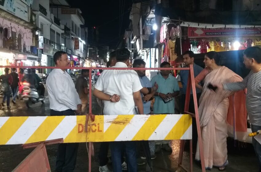  जिलाधिकारी श्रीमती सोनिका ने कल देर शाम घंटाघर से कोतवाली तक स्मार्ट सिटी कार्यों का निरीक्षण किया इस दौरान उन्होंने व्यापारियों से भी वार्ता की तथा उनकी समस्याओं को सुना