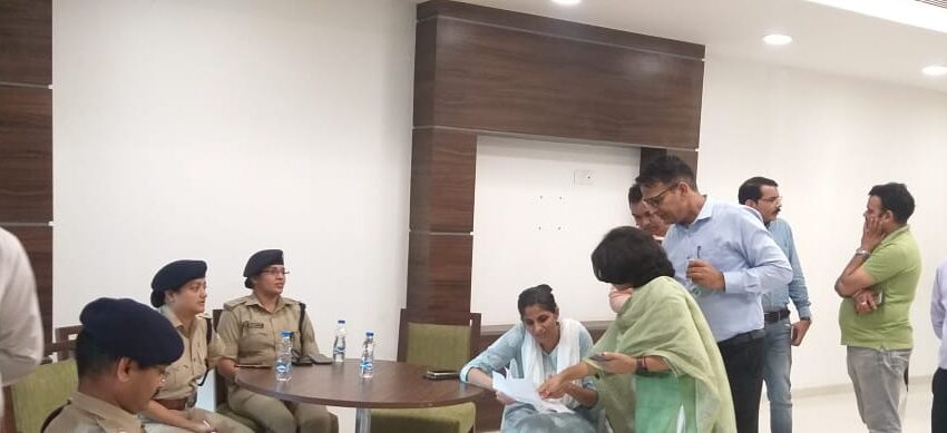  जिलाधिकारी श्रीमती सोनिका ने आज राजीव गांधी अंतरराष्ट्रीय क्रिकेट स्टेडियम रायपुर में आयोजित होने वाली रोड सेफ्टी क्रिकेट सीरीज की तैयारियों एवं व्यवस्थाओं का जायजा लिया।