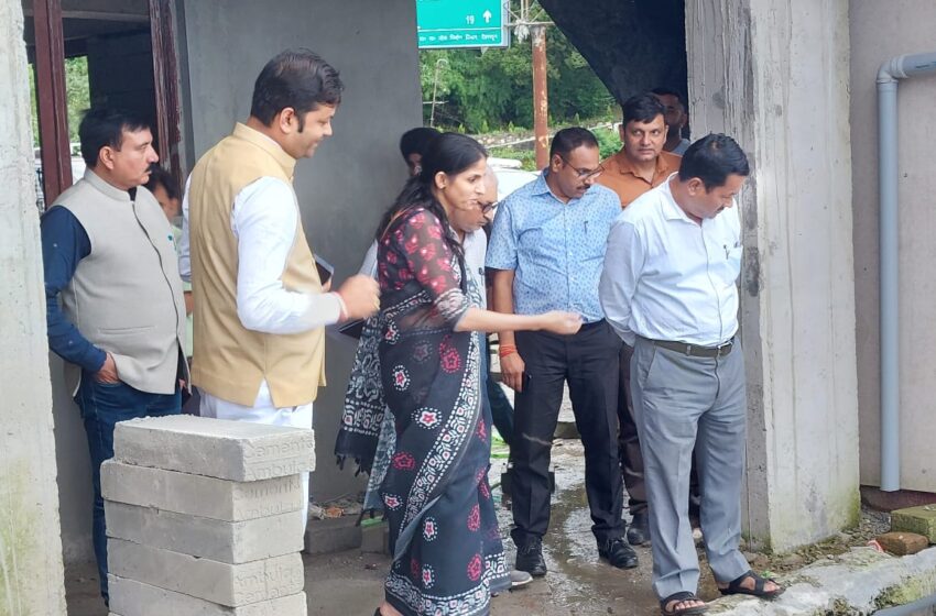  जिलाधिकारी श्रीमती सोनिका ने मसूरी क्षेत्रान्तर्गत चल रहे निर्माण कार्यों के संबंध में संबंधित विभागों के अधिकारियों के साथ बैठक कर आवश्यक दिशा निर्देश दिए।