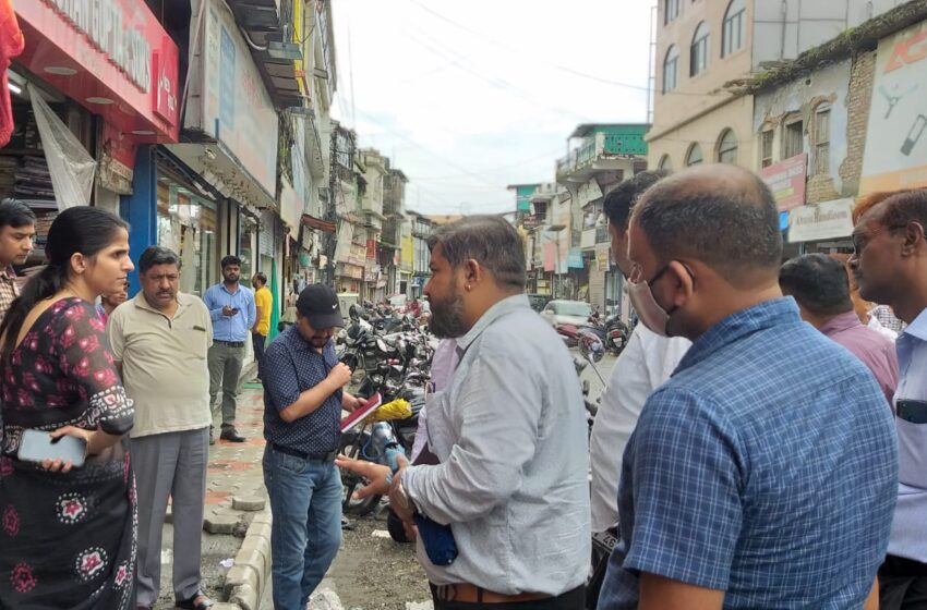  जिलाधिकारी श्रीमती सोनिका ने आज पल्टन बाजार में स्मार्ट सिटी लि0 के कार्यों का स्थलीय निरीक्षण किया।