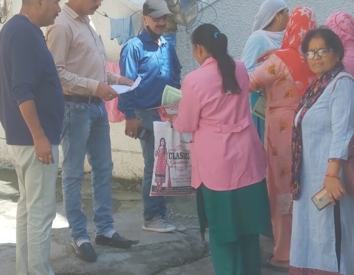  जिलाधिकारी श्रीमती सोनिका द्वारा जनपद में संघन डेंगू उन्मूलन अभियान चलाते हुए घर-घर जाकर डेंगू लारवा का सर्वे करते हुए लारवा को नष्ट करने तथा डेंगू के प्रसार पर प्रभावी रोक लगाने हेतु दिए गए निर्देशों के क्रम में विभिन्न क्षेत्रों में टीमों द्वारा डेंगू लारवा का सर्वे किया गया