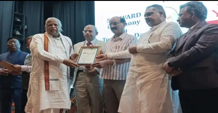  ईश्वर भारद्वाज को योग शिक्षा के क्षेत्र में किये गये कार्यों के लिए सम्मानित किया