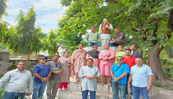  महापुरुषों की प्रतिमा स्थल में की भाजपाइयों ने साफ-सफाई