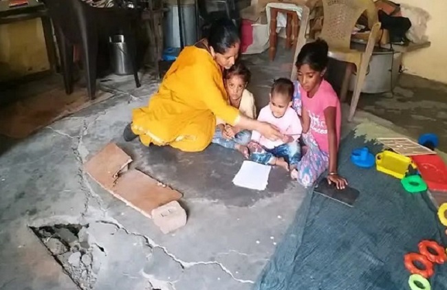  डोईवाला के शेरगढ़ आंगनबाड़ी केंद्र में नौनिहाल टूटे हुए शौचालय के गड्ढे के ऊपर पढ़ाई करने को मजबूर हैं।