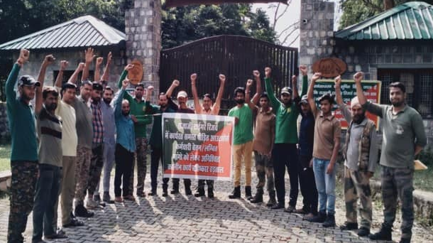  चीला रेंज में कार्यरत आउटसोर्स कर्मचारियों ने अपनी मांगों को लेकर कार्यबहिष्कार शुरु किया