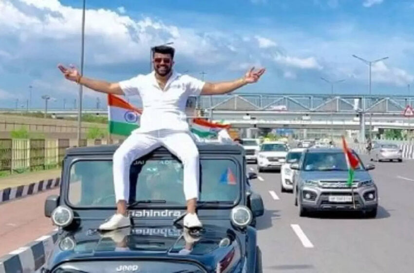  विलेन रहने दे…गाड़ी पर BJP का बोर्ड और छत पर बैठे युवा ‘नेताजी’ का स्टंट