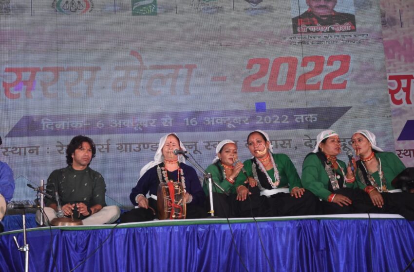  गुरुनानक पब्लिक गल्र्स इंटर कॉलेज ग्राउंड में आयोजित राष्ट्रीय सरस मेले के दूसरे दिन आज काफी लोग सरस मेले में पहुंचे।