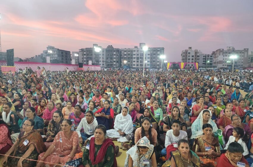  गुजरात पहुंचने पर महाराज का जोरदार स्वागत