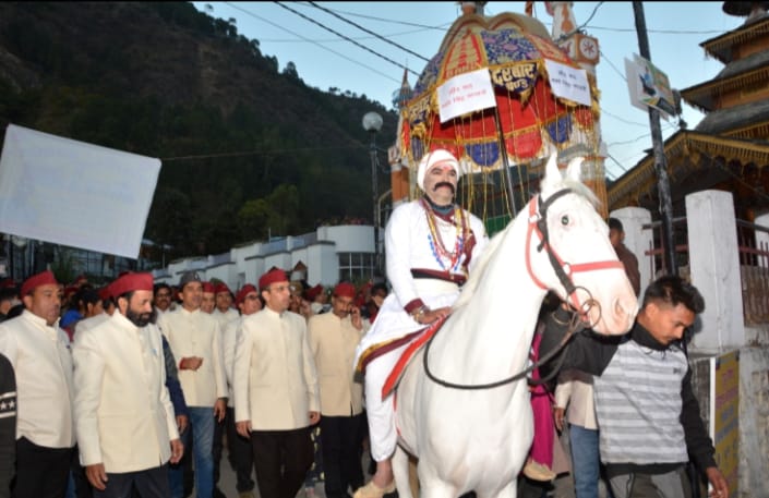  मंगसीर बग्वाल पारंपरिक रणसिंघा, ढोल, दमाऊ की थापों और पारम्परिक भैलों, रांसो, तांदी नृत्य के साथ माधो सिंह भंडारी की विजय गाथा का लोकोत्सव