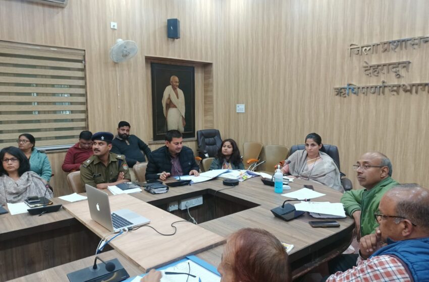  जनपद में सिंगल यूज प्लास्टिक पर प्रतिबन्ध एवं कूडा निस्तारन के संबन्ध जिलाधिकारी श्रीमती सोनिका द्वारा ऋषिपर्णा सभागार कलेक्ट्रट में समीक्षा बैठक ली