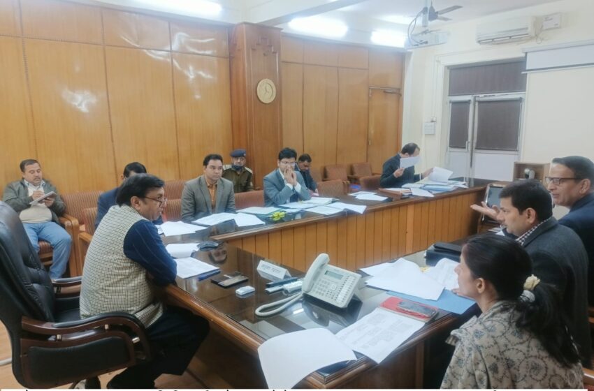  आयुक्त गढ़वाल मंडल सुशील कुमार की अध्यक्षता में आयुक्त गढवाल मण्डल के शिविर कार्यालय में लैंडफ्राड समन्वय समिति की बैठक आहूत की गई।