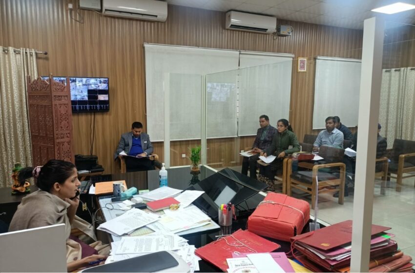  जिलाधिकारी श्रीमती सोनिका ने जनपद में भूमि धोखाधड़ी (लैंडफ्राॅड) के प्रकरणों के संबंध में बैठक लेते हुए संबंधित अधिकारियों को आवश्यक दिशा-निर्देश दिए।