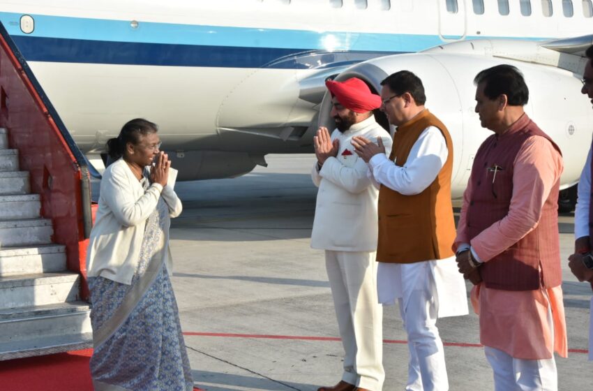  राष्ट्रपति श्रीमती द्रौपदी मुर्मु के उत्तराखंड आगमन पर गुरुवार को जौलीग्रांट एयरपोर्ट पर राज्यपाल लेफ्टिनेंट जनरल गुरमीत सिंह (से नि) तथा मुख्यमंत्री श्री पुष्कर सिंह धामी ने उनका स्वागत किया