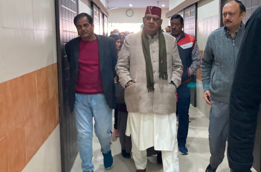  गढ़ी कैंट स्थित छावनी परिषद जनरल अस्पताल का निरीक्षण करते मंत्री जोशी।